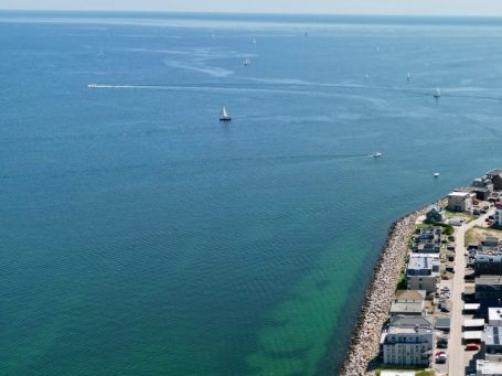 Mole Auf der Ostsee Luftbildaufnahme der ins Meer ragenden Mole Auf der Ostsee mit Ferienhäusern