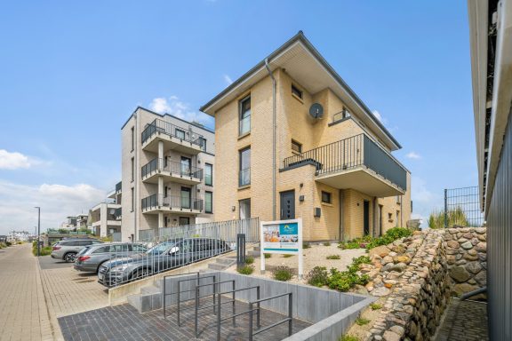 Blue Apartments Auf der Ostsee 29 Modernes Wohngebäude mit Stellplätzen, Fahrradständern und gepflegtem Außenbereich - Blue Apartments.