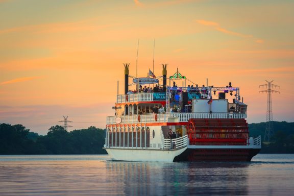 Die Schlei per Raddampfer erleben Raddampfer auf der Schlei in Abendstimmung.