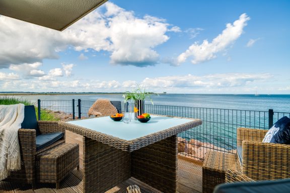 Terrasse am Meer Überdachte Terrasse direkt an der Ostsee mit Outdoormöbeln - Blue Sea