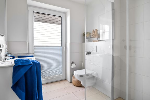 Zwei luxuriöse Duschbäder Helles Badezimmer mit Dusche, Waschbecken, WC und Fenster - Blue Sea.
