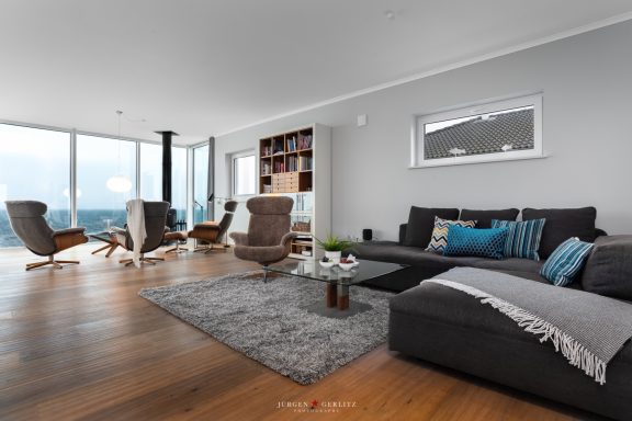 Großes Ecksofa neben der Kaminlounge und dem Bücherregal -Villa Blue Horizon