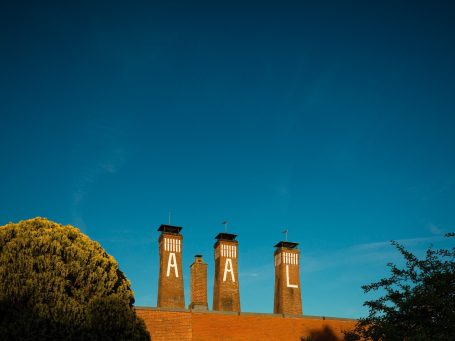 Räucherschornsteine Fischräucherei Föhr Räucherschornsteine der regional bekannten Fischräucherei Föhr in Kappeln vor strahlend blauem Himmel.