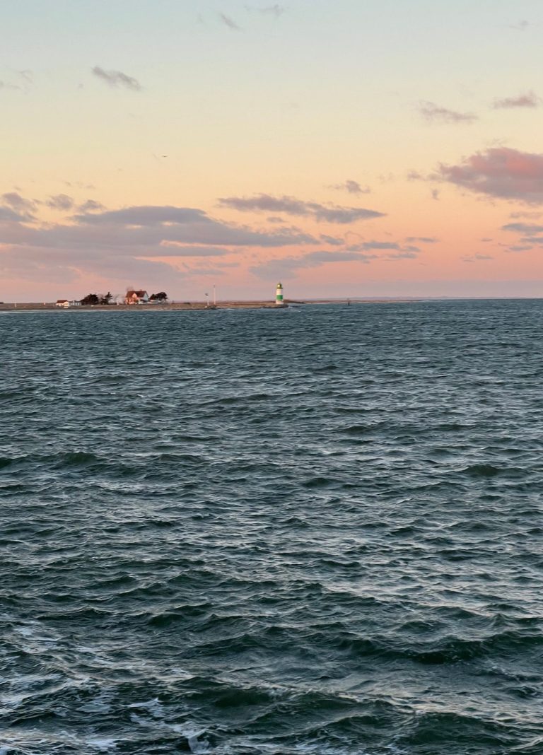 Meerblick Sonnenuntergang Leuchtturm Panoramablick über die Ostsee bei Sonnenuntergang mit Leuchtturm aus den Blue Ferienunterkünften.
