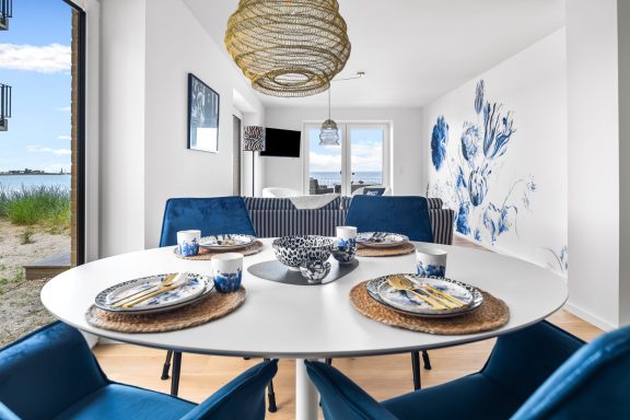 Ihre Sitzecke mit Ostseeblick Esstisch mit Stühlen vorm bodentiefen Fenster und Blick zum Wasser - Blue Sea