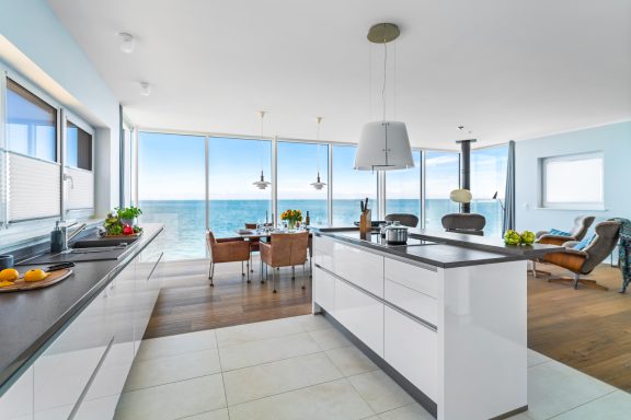 Kücheninsel mit Blick in den Wohnbereich und auf die Ostsee - Villa Blue Horizon