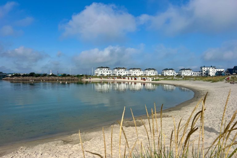 Badebucht mit ruhigem Wasser im Ostseeresort Olpenitz