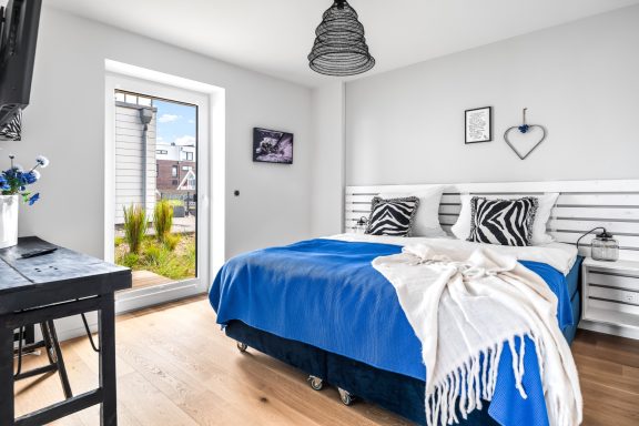 Schlafzimmer mit kleiner Terrasse Helles Schlafzimmer mit Zugang zu kleiner Terrasse - Blue Sea