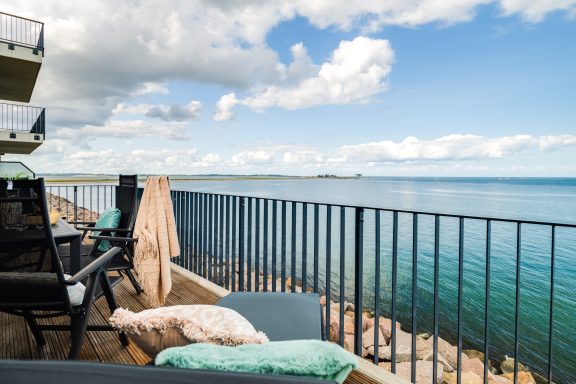 Balkon über der Ostsee mit Outdoormöbeln und freiem Meerblick - Blue Paradise