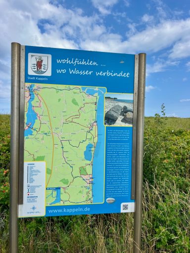 Rad- und Wanderwege Infotafel am Weidefelder Strand mit Karte zu den Rad- und Wanderwegen vom Ostseeresort Olpenitz entlang der Ostseeküste.