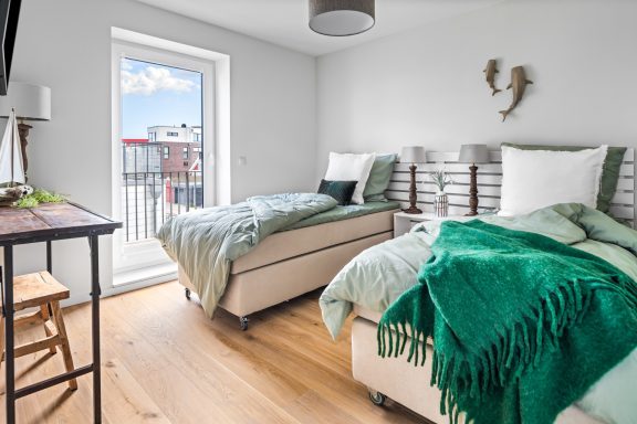 Helles Schlafzimmer mit kleinem Balkon - Blue Paradise.