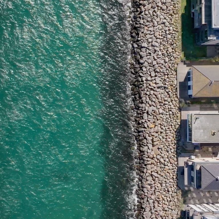 Vogelperspektive auf die benachbarten Blue Ferienobjekte Auf der Ostsee direkt am Wasser.