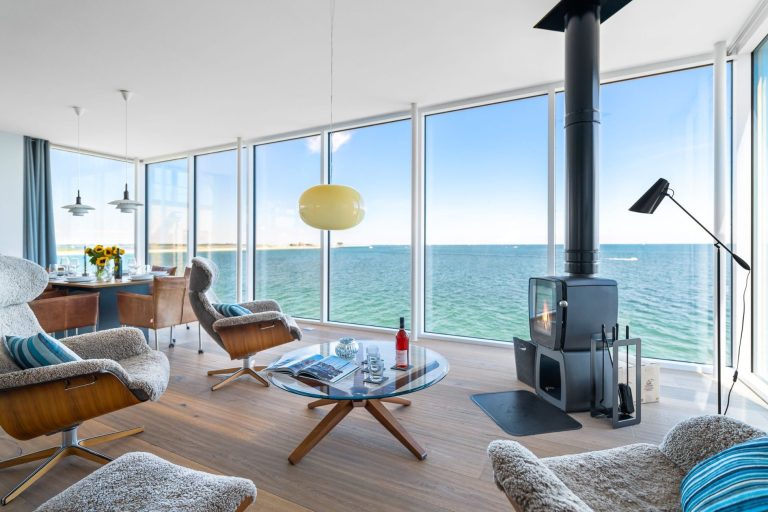 Wohnbereich mit Panoramafenster und Kamin mit Meerblick - Villa Blue Horizon