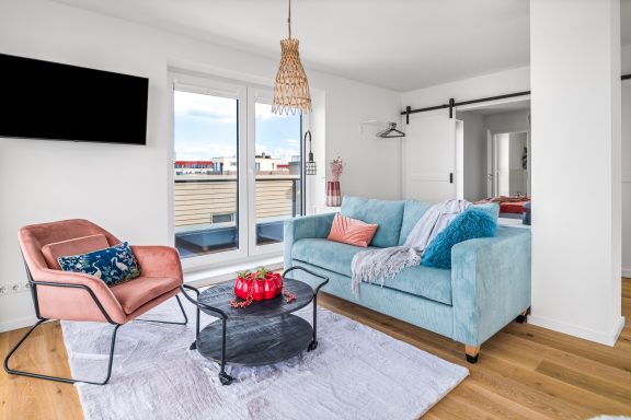 Kuschlige Gemütlichkeit Wohnbereich mit Sofa, Sessel und TV - Blue Sky