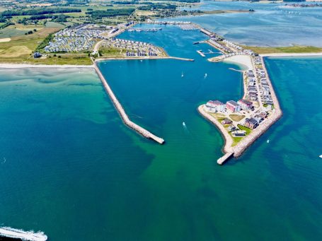Ostseeresort Olpenitz Luftbildaufnahme vom Ostseeresort Olpenitz mit Hafenbecken und Weidefelder Strand