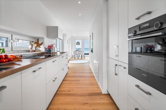 Herzlich Willkommen! Küche mit offenem Übergang in den Wohnbereich mit Blick zum Meer - Blue Sky