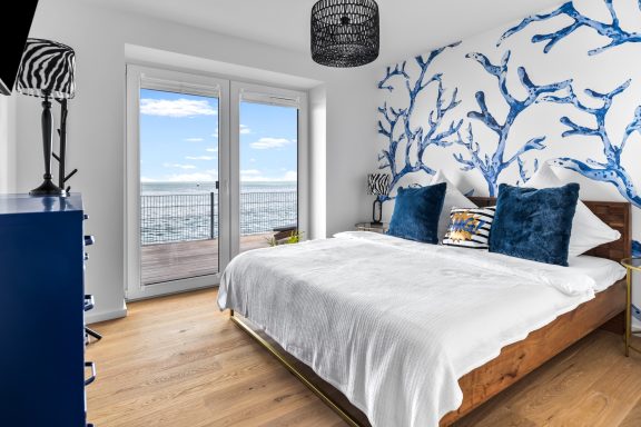 Meerblick aus Ihrem Schlafzimmer Meerblick-Schlafzimmer mit bodentiefem Fenster und Zugang zur Terrasse - Blue Sea.