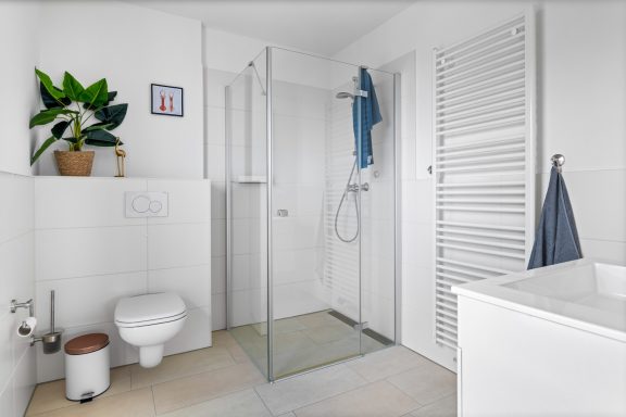 Luxuriöses Duschbad Helles Badezimmer mit Dusche, Waschbecken und WC - Blue Sky