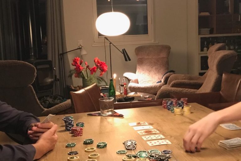 gemütlicher Spieleabend in der Unterkunft