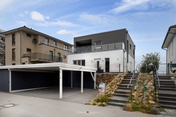 Straßenansicht Villa Blue Horizon mit Carport und Treppenaufgang