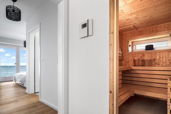 Ihre private Sauna Ein heller Raum mit Blick auf das Meer und Zugang zur finnischen Sauna - Blue Sea.