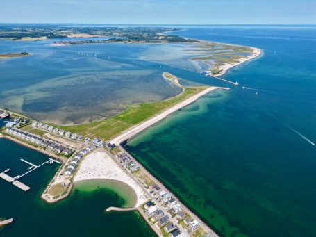 Mole "Auf der Ostsee" mit Küstenlandschaft Schleimünde Luftbildaufnahme der Küstenlandschaft Ostsee und Schleimünde mit Mole und Ferienhäusern