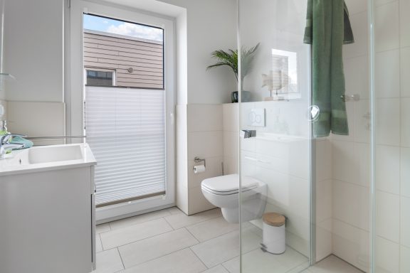 Helles Badezimmer mit Dusche, Waschbecken und WC - Blue Paradise.